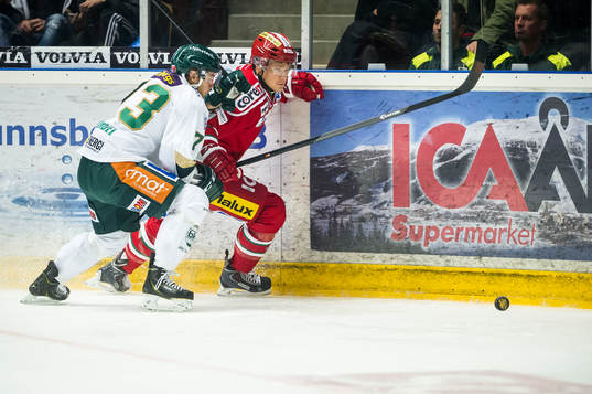 Färjestads Anton Grundel pressar Modos Simon Önerud