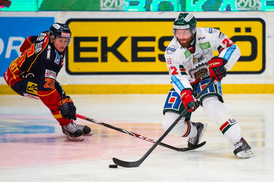Djurgårdens David Rundqvist försöker stoppa Frölundas