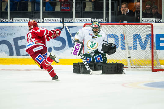 Modos Victor Olofsson sätter sin straff mot Färjestads