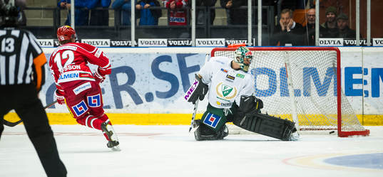 Modos Victor Olofsson sätter sin straff mot Färjestads