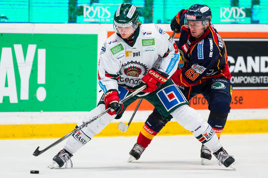 Frölundas Max Görtz uppvaktas av Djurgårdens Vjatjeslav