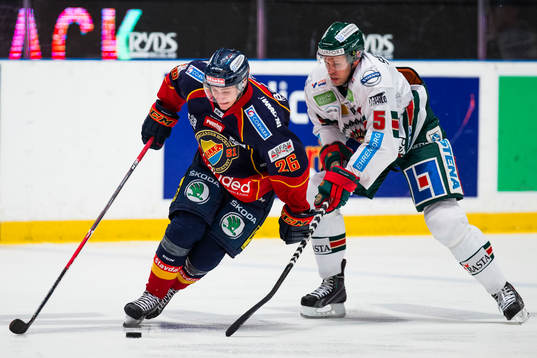 Djurgårdens David Rundqvist tar sig förbi Frölundas