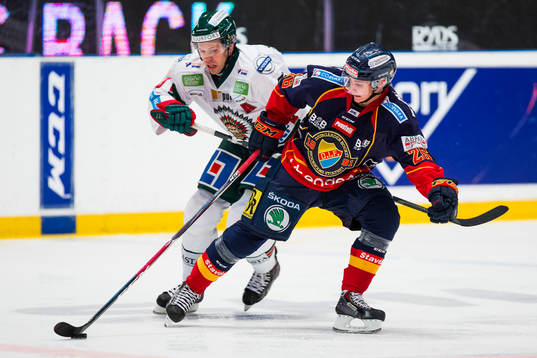Djurgårdens David Rundqvist tar sig förbi Frölundas