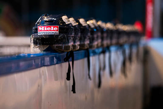 Hjälmar uppradade på sargen innan ishockeymatchen i SHL
