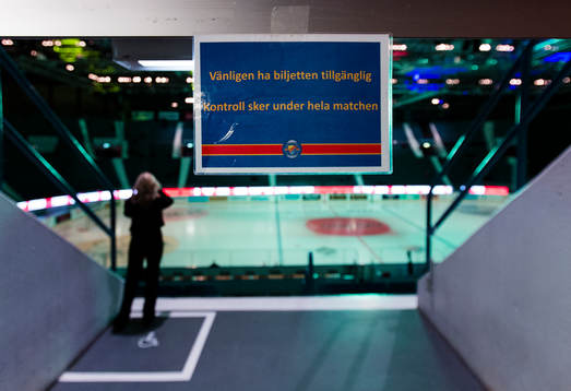 En skylt som uppmanar publiken att ha biljetten tillgänglig