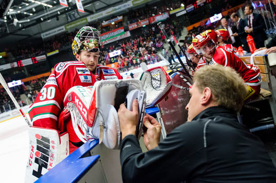 Modos målvakt Linus Ullmark får sina skridskor slipade