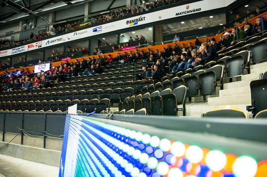 tomma läktare, bara 4400 personer såg