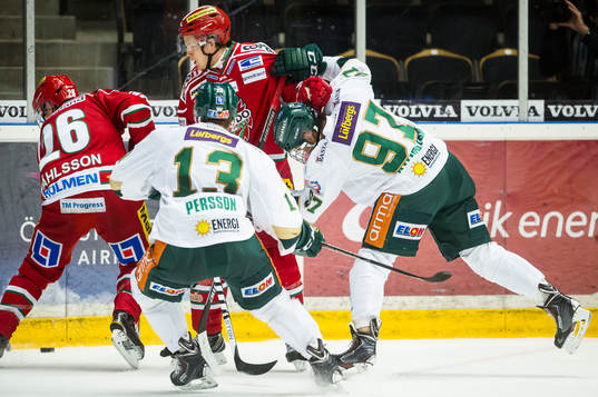 Färjestads Linus Persson Oliver Kylington kämpar emot