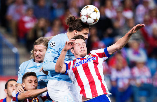 s Erik Johansson i en nickduell med Atletico Madrids Saul