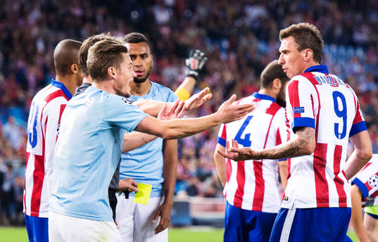 s Markus Rosenberg argumenterar med Atletico Madrids Mario