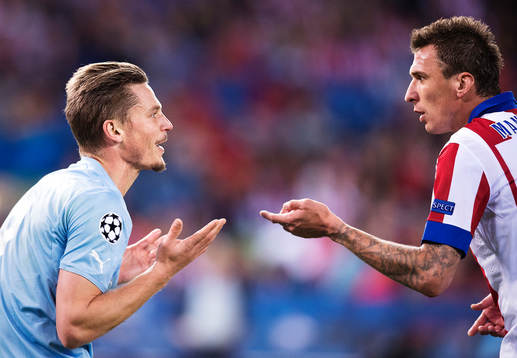 s Markus Rosenberg argumenterar med Atletico Madrids Mario