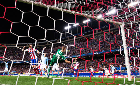 Atletico Madrids Saul Niguez nickar in ett mål som döms