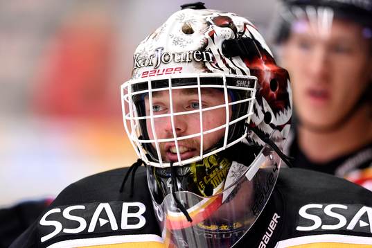 Luleås målvakt Daniel Larsson på uppvärmningen
