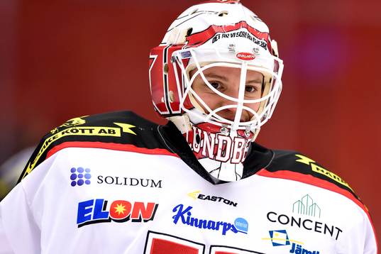 Örebros målvakt Henrik Lundberg på uppvärmningen