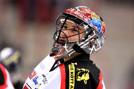 Örebros målvakt Julius Hudacek på uppvärmningen