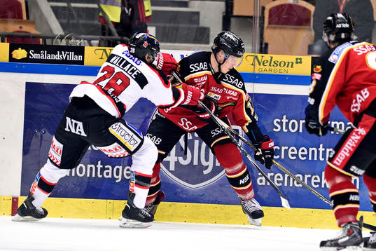 Örebros Tim Wallace i kamp om pucken med Luleås Lennart