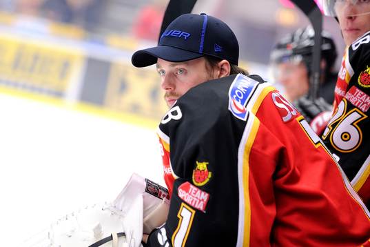 Luleås målvakt Daniel Larsson på bänken