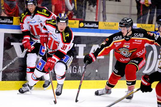 Örebros Ville Viitaluoma i kamp om pucken med Luleås Dean