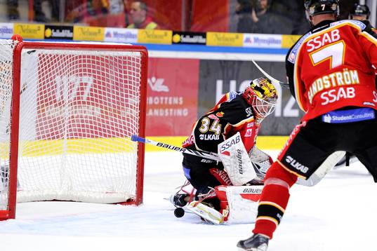 Luleås målvakt Joel Lassinantti håller på att tappa in
