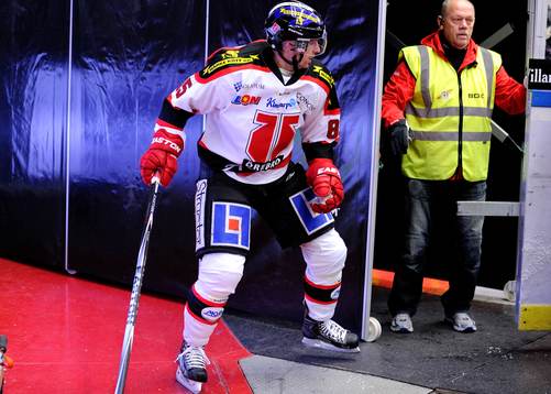 Örebros Kalle Olsson hamnar på betonggolvet