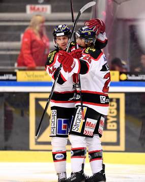 Örebros Brian Willsie (v) och Tim Wallace (h) jublar
