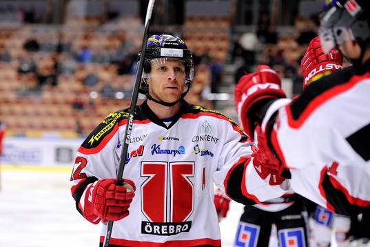 Örebros Brian Willsie (v)  jublar