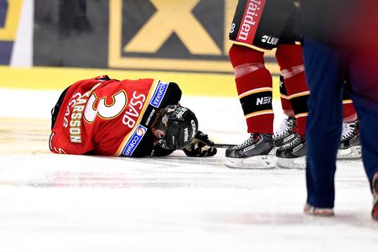 Luleås Markus Oscarsson ligger på isen