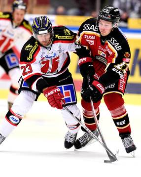 Örebros Tomas Skogs jagar Luleås Lucas Wallmark