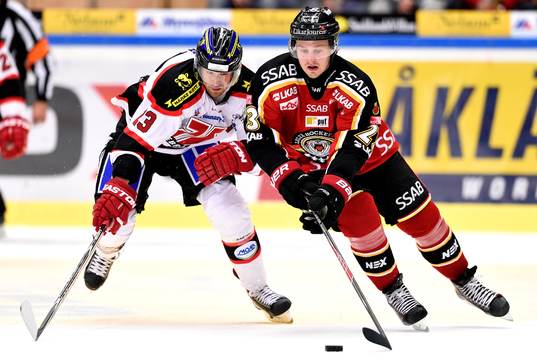 Örebros Tomas Skogs jagar Luleås Lucas Wallmark