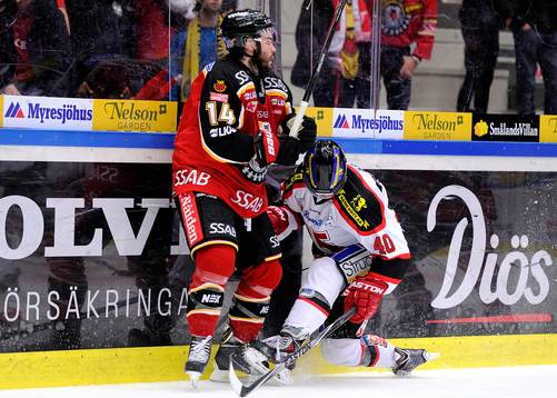 Luleås Stephen Dixon tacklar Örebros Anders Eriksson