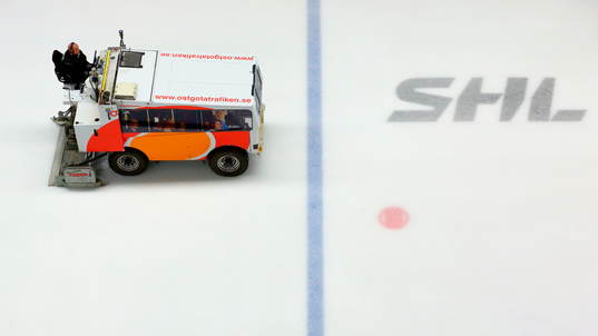 Ismaskin spolar isen före ishockeymatchen i SHL mellan