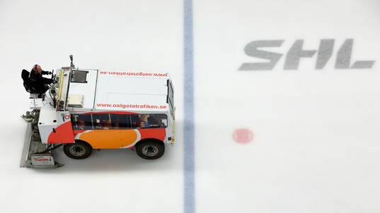Ismaskin spolar isen före ishockeymatchen i SHL mellan