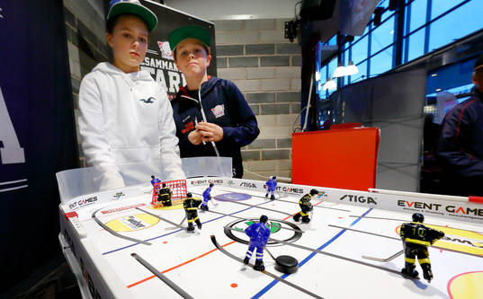 Unga supporters laddar upp med hockeyspel före