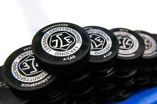 Leksands träningspuckar före ishockeymatchen i SHL mellan