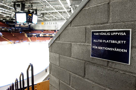 Skylt om biljetter inne på Tegera Arena före