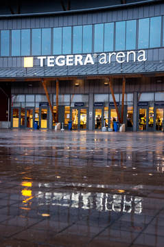 Regn utanför entrén till Tegera Arena före