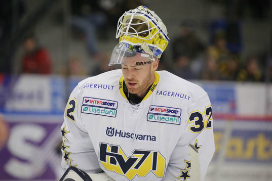 Hv71s målvakt Gustaf Wesslau deppar
