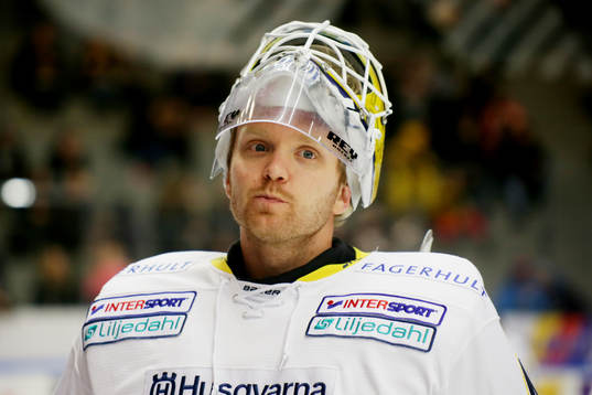 Hv71s målvakt Erik Ersberg  deppar