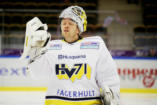 Hv71s målvakt Erik Ersberg  deppar