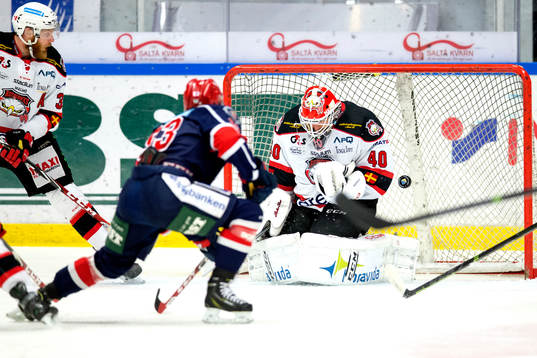 Södertäljes Mattias Beck gör 1-0bakom Malmö Redhawks