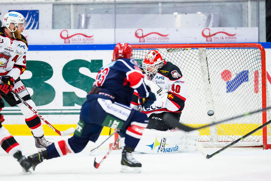 Malmö Redhawks målvakt Pontus Sjögren släpper in 1-0