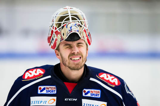 Södertäljes målvakt Tim Sandberg reagerar