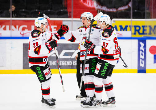 Malmö Redhawks Nils Andersson (m) gör 1-1 och gratuleras