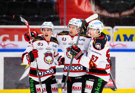Malmö Redhawks Nils Andersson (m) gör 1-1 och gratuleras