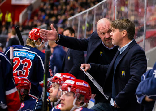 Södertäljes tränare Jan Karlssondiskuterar med