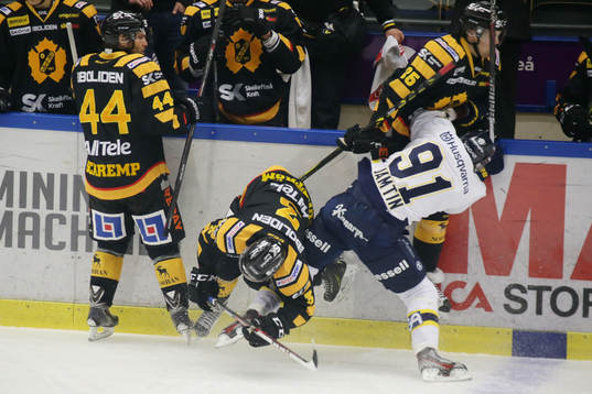 Skellefteås Niclas Burström blir knätacklad av Hv71s