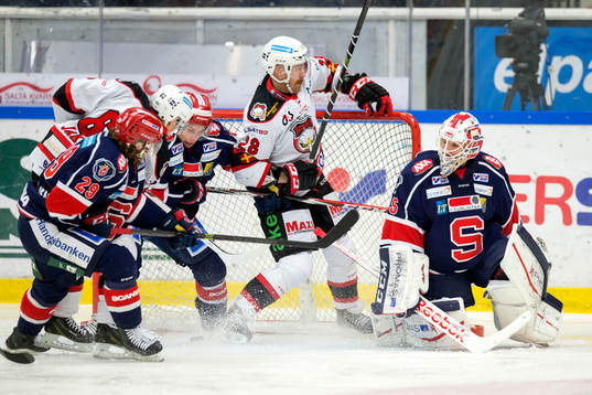 Malmö Redhawks Jens Olsson oroar framför Södertäljes