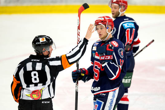 Södertäljes Jonas Engström diskuterar med domaren