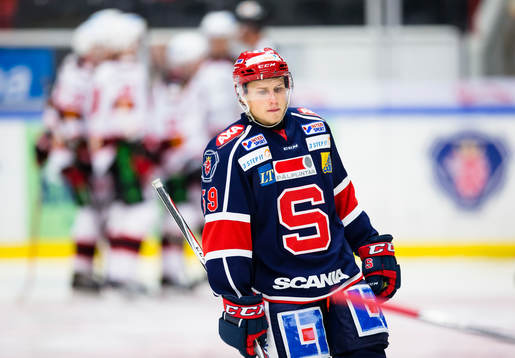 Södertäljes Adam Hansen ser deppig ut