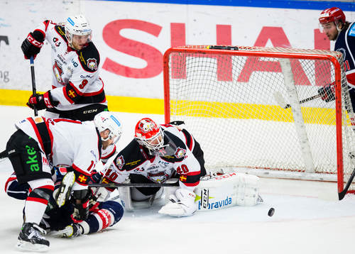 En lös puck framför Malmö Redhawks målvakt Pontus